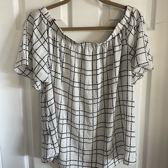 Like New off the shoulder blouse - Picture 5 of 6